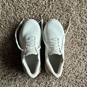 Kizik size 9.5 wide ivory and beige step in hands free shoes